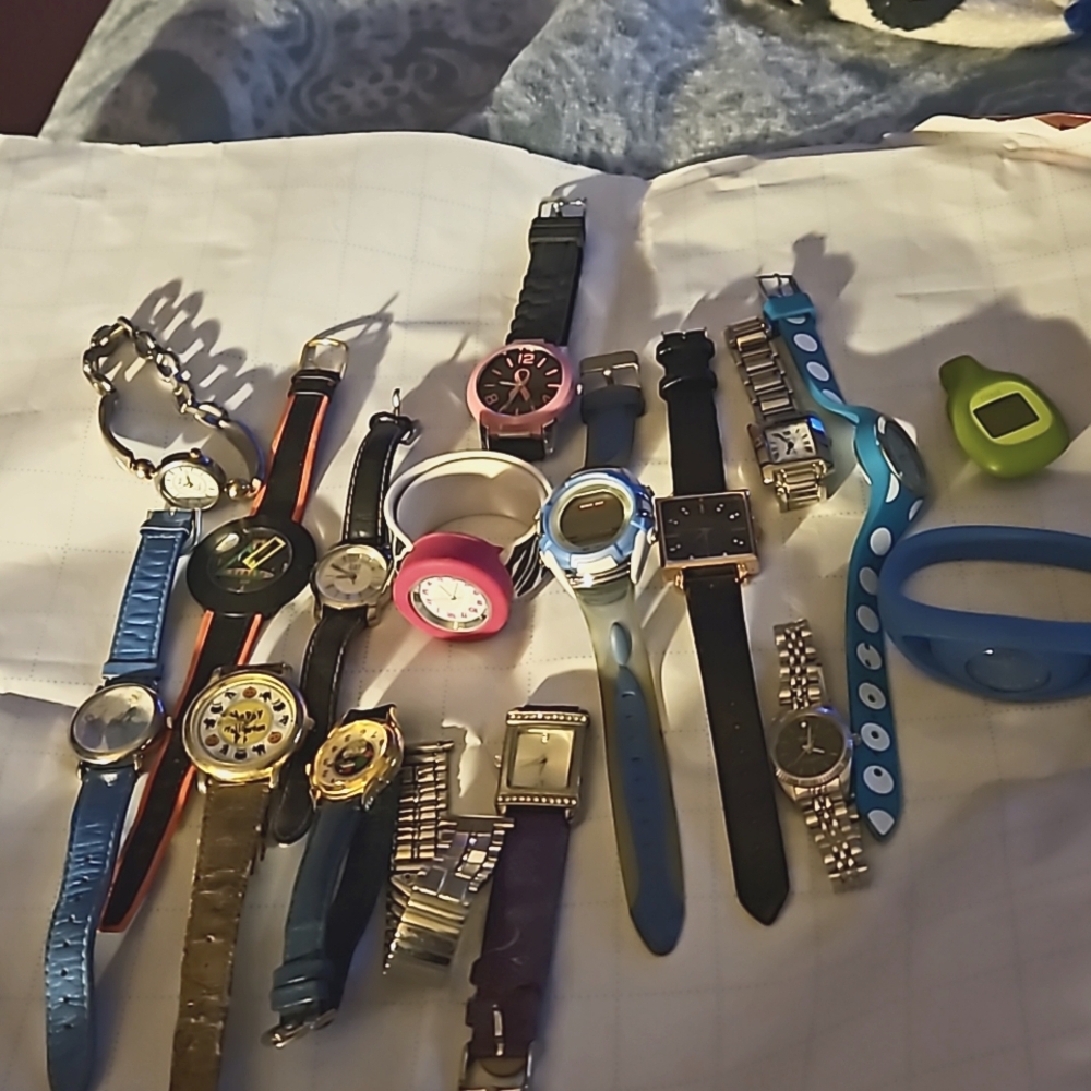 Huge lot of watches 16 watches  and 1 extra band